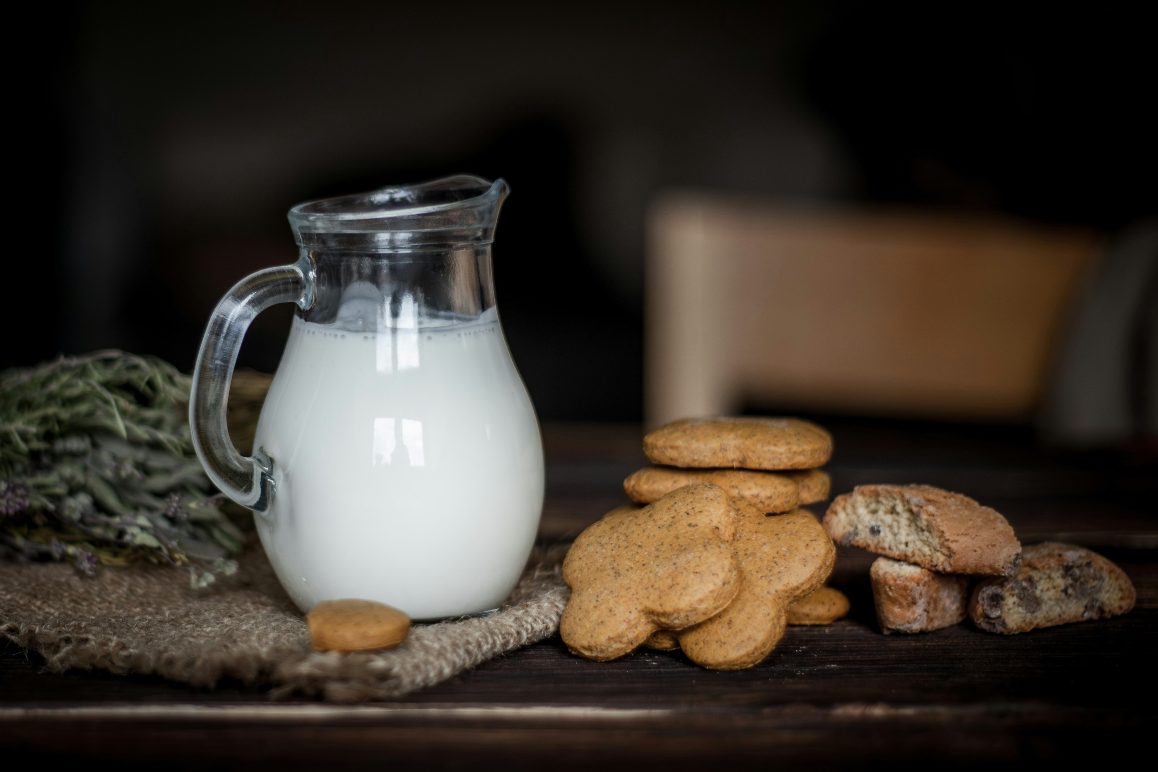 whole milk vs 2% milk — glasses of milk compared by fat content calories and nutrition